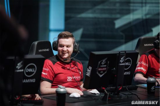 B8 拒绝参加 FISSURE Playground #1